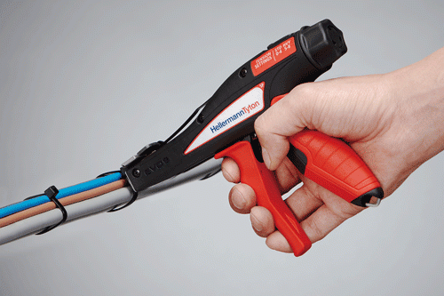 evo9sp_righthand_jp_01web Eine Person hält ein Gerät von HellermannTyton an Kabel und verbindet diese mit Kabelbindern