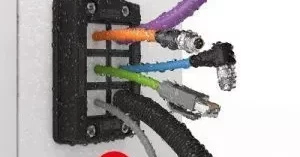 Aus einem Schaltschrank führen mehrere Kabel in einem KDS-Clicksystem heraus