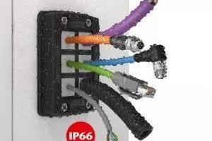 Aus einem Schaltschrank führen mehrere Kabel in einem KDS-Clicksystem heraus