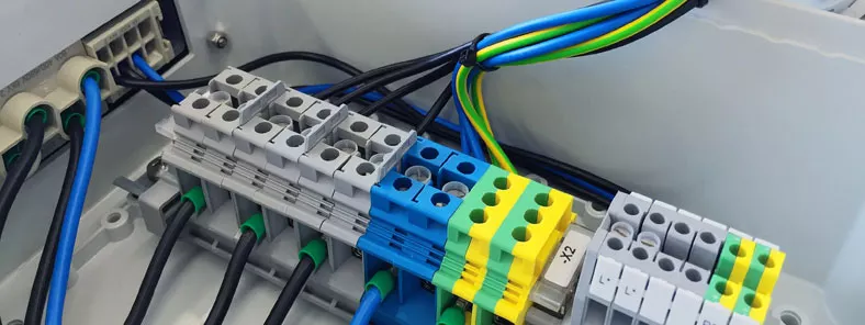 Klemmengehäuse im Inneren eines Schaltschranks zur Komponentenfertigung