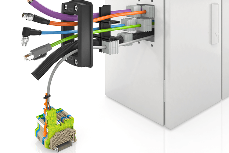 Anwendungsbeispiel des KDSClick Systems von ContaClip an einem Schaltschrank.