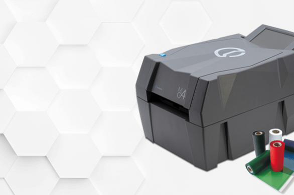 cembre-MG4-markierer-drucker-tp Vor weißem Hintergrund mit Wabenmuster ist ein MG4 Drucker auf der rechten Bildseite ausgestellt.