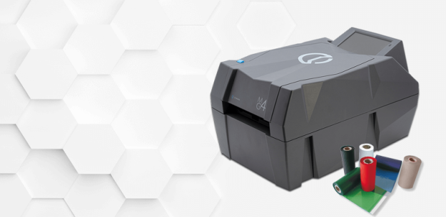 Vor weißem Hintergrund mit Wabenmuster ist ein MG4 Drucker auf der rechten Bildseite ausgestellt.