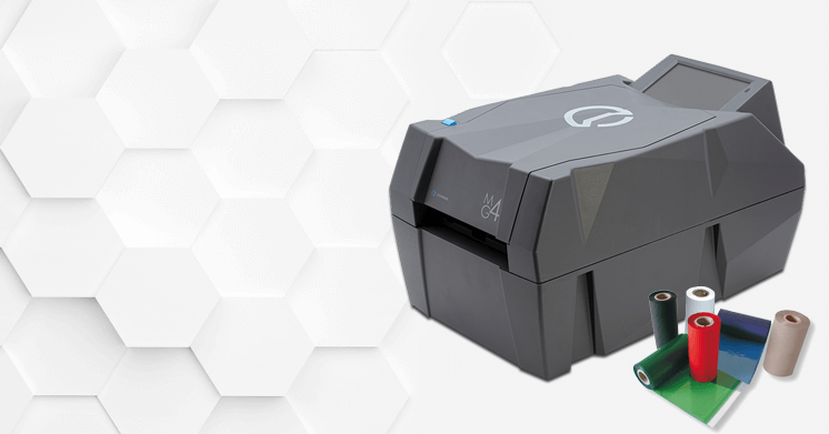 Vor weißem Hintergrund mit Wabenmuster ist ein MG4 Drucker auf der rechten Bildseite ausgestellt.