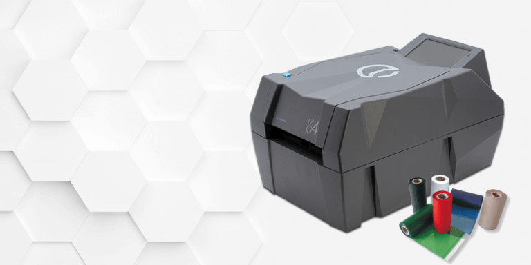 Der MG4 Drucker von Cembre mit Druckzubehör vor einem weißen Hintergrund mit angedeuteten Wabenmuster.