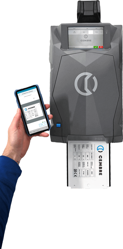 ausgestelltes Bild eines Cembre Druckers und einer Person, die ein Handy nahe dem Drucker hält und eine Cembre Anwendung auf dem Bildschirm zeigt.