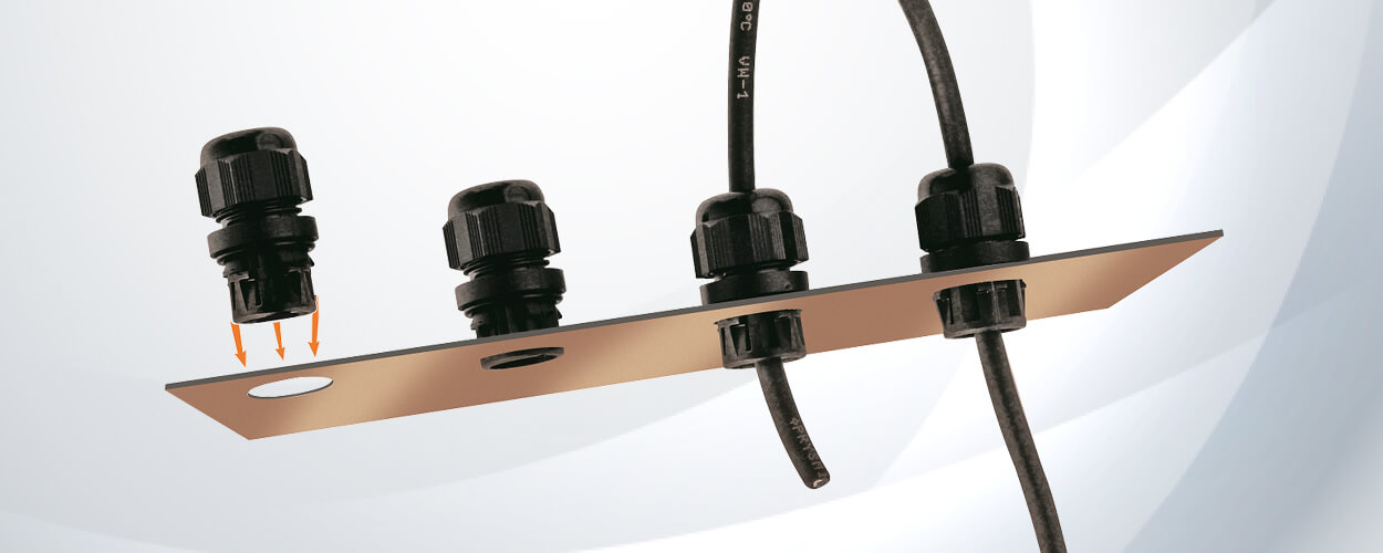 Vor weißem Hintergrund mit Halbkreiselementen sind Verbindungselemente des Plica Click Systems zu sehen und wie die einzelnen Komponenten miteinander verbunden werden können.