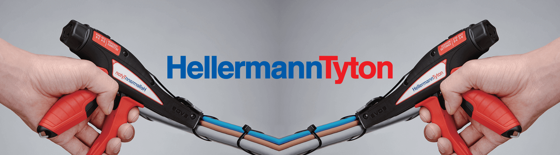Logo HellermannTyton mittig und unter dem Logo zwei Werkzeuge von Hellermann Tyton, die Kabel miteinander verbinden