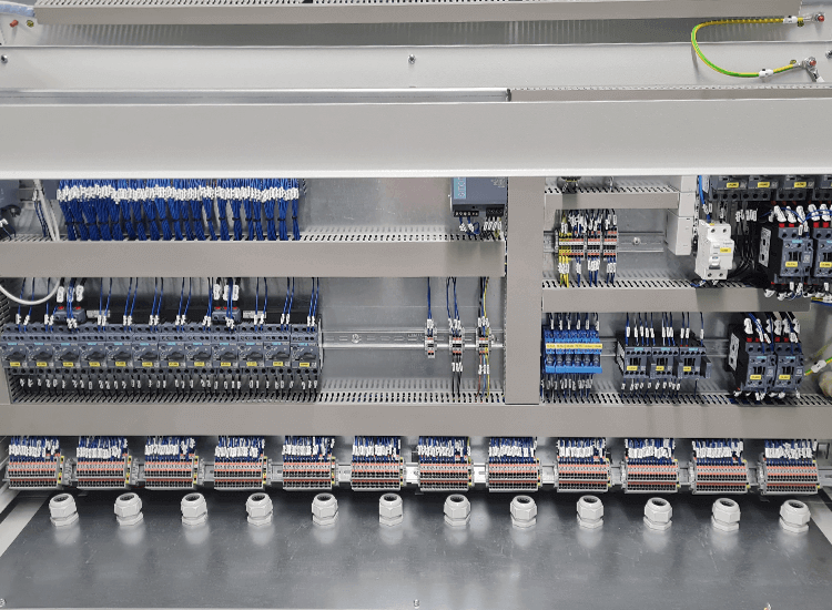 bestücktes Gehäuse mit Kabelverschraubungen, Verdrahtungskanälen, Tragschienen und Schützen