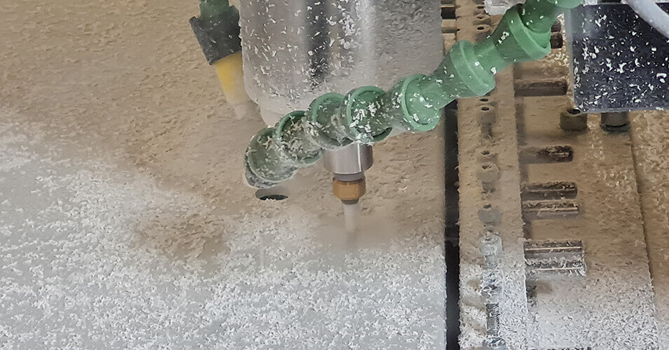 Eine Fräse welche Löcher in ein Geäuse fräst