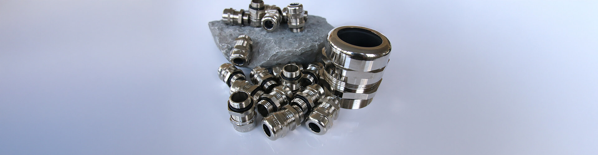 Metallene Kabelverschraubung liegt auf einem Tisch