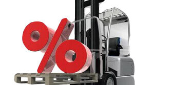 Eine Ameise aus dem Lager hat eine Palette geladen, auf der ein rotes Prozentzeichen für Abverkaufsartikel steht.