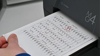 Dokument wird aus dem Drucker gezogen.