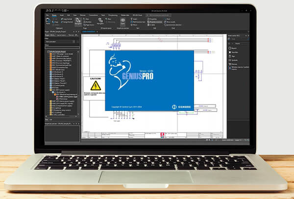 Laptop auf einem beigen Holztisch. GeniusPro wird auf dem Bildschirm angezeigt.