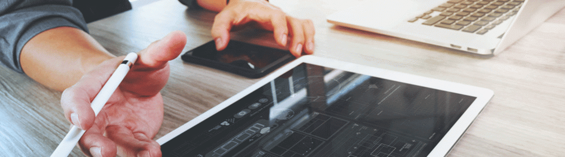 Ein Mann während der Arbeit, der auf seinem Handy tippt.