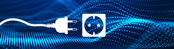 Stecker der in die Steckdose gesteckt wird um Verbindungstechnik zu symbolisieren.