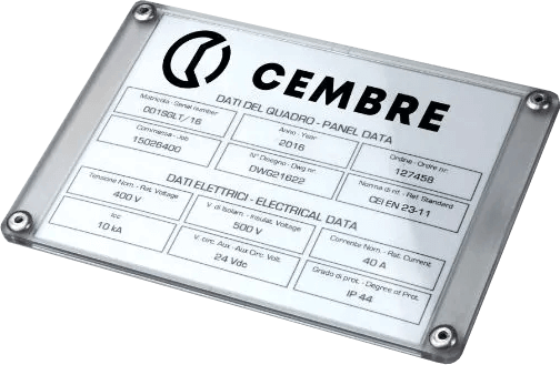Kennzeichnungssysteme für Maschinen und Schaltschränke mit gravierten Typenschildern für elektrische Daten.
