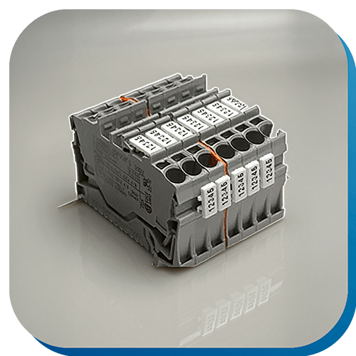 Kennzeichnungssysteme für Reihenklemmen mit nummerierten Markierungsschildern zur strukturierten Verdrahtung.
