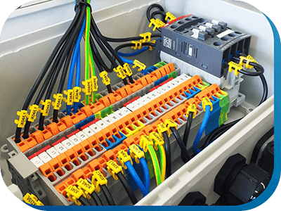 Kennzeichnungssysteme in einem Klemmgehäuse