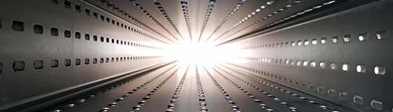 Ein Licht scheint am Ende einer Kabelrinne