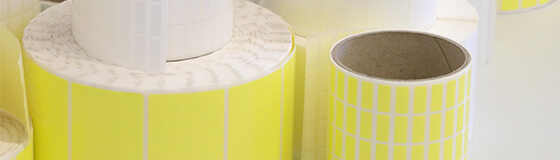 Rollen mit gelben Etiketten