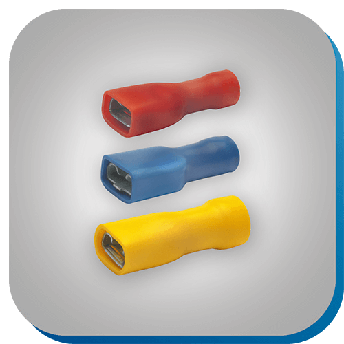 Flachstecker für kompakte elektrische Anschlüsse in der Verbindungstechnik.