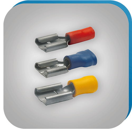 Flachstecker in isolierter Ausführung für die Verbindungstechnik.
