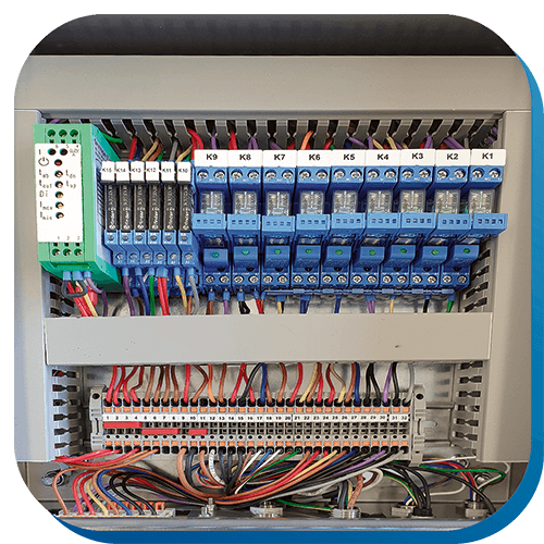 Kleinsteuerung für Maschinen und Anlagen aus unserer Komponentenfertigung, mit übersichtlicher Bedienoberfläche.