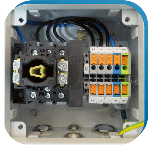 Robustes Klemmengehäuse für sichere Verdrahtung aus unserer Komponentenfertigung, geeignet für industrielle Anwendungen.