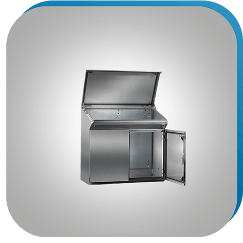 Stabiles Bedienpult als Ergänzung zu Schaltschränken für industrielle Steuerungslösungen.