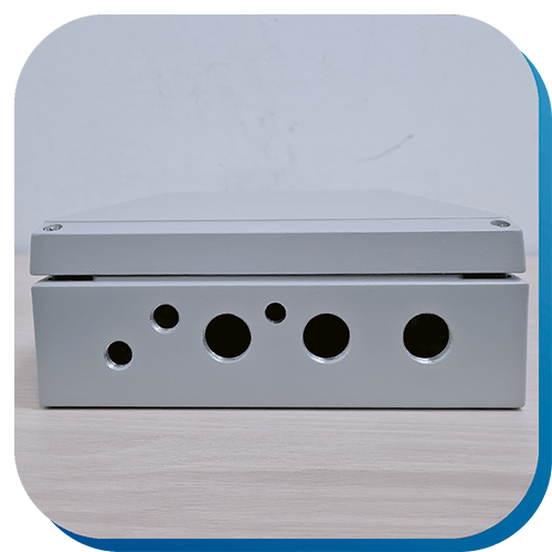 Verschieden große Löcher in einem Alu-Gehäuse für Kabelverschraubungen.