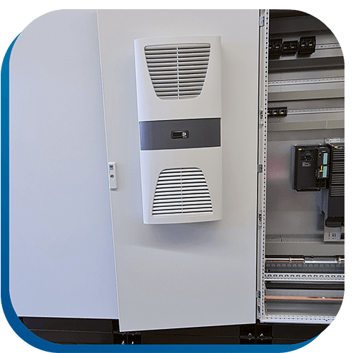 Ein Anreihschrank in dessen Tür ein Kühlgerät verbaut wurde.