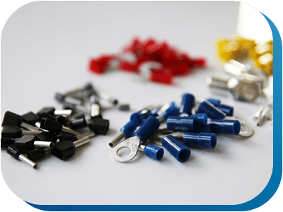 Verschiedene Typen von Aderendhülsen.