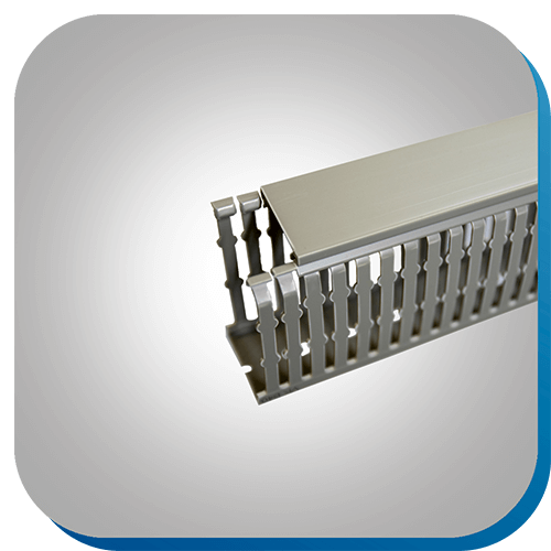 Verdrahtungskanal mit Deckel zur Organisation von Kabeln in Schaltschranksystemen.