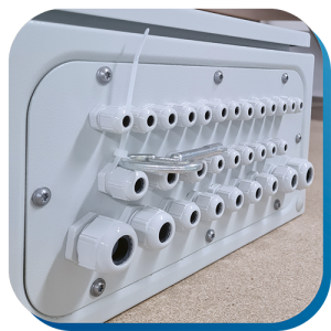 Gehäuse mit Bohrungen in denen Kabelverschraubungen vormontiert wurden sind.