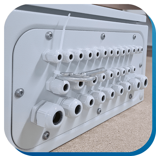 Gehäuse mit Bohrungen in denen Kabelverschraubungen vormontiert wurden sind.