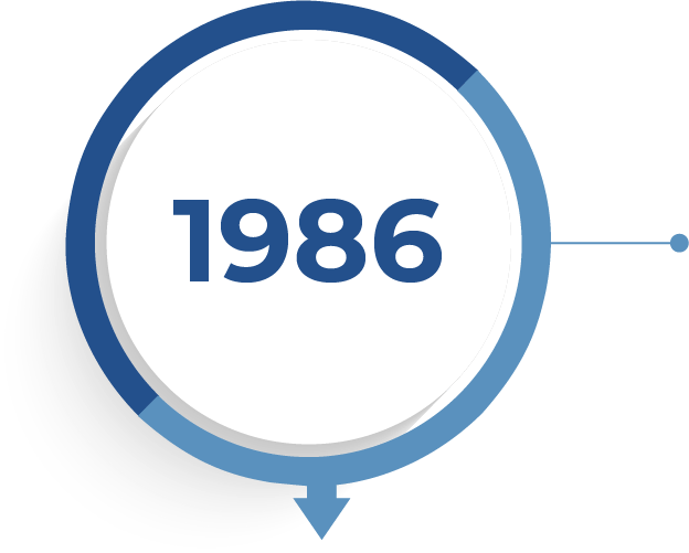 In einem weiße Kreis mit blauem Rahmen steht die Jahreszahl 1986 zur Symbolisierung der Unternehmensgründung in der Historie.