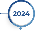 Die Jahreszahl 2024 in einem weißen Kreis, der einen blauen Rahmen hat, zur Symbolisierung der umfassenden Erweiterung des Dienstleistungsportfolios in der Unternehmenshistorie.