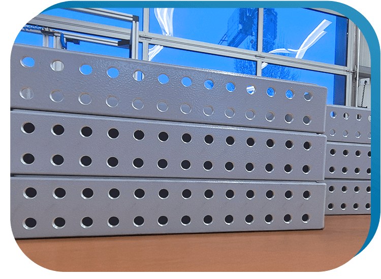 In der Gehäusebearbeitung in Serie gefertigte Aluminium-Gehäuse mit Bohrungen.
