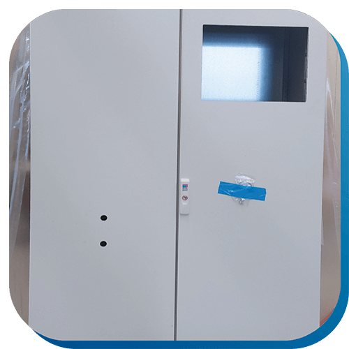 Ein Schaltschrank in dessen Tür einen großen Ausschnitt für ein Bedienpanel oder Lüfter gefräst wurde.