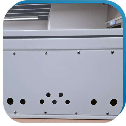 Ein Aluminium-Gehäuse, das in der Gehäusebearbeitung mit individuellen Bohrungen versehen wurde.