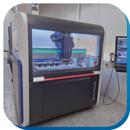 Eine CNC-Maschine der Marke Datron mit der Vertiefungen und Taschen in verschiedenste Materialien gefräst werden können.
