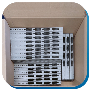 Verdrahtungskanäle, die in der Gehäusebearbeitung in Serie mit Seriennummern in Form einer Gravur und individuellen Ausschnitten gefertigt wurden.