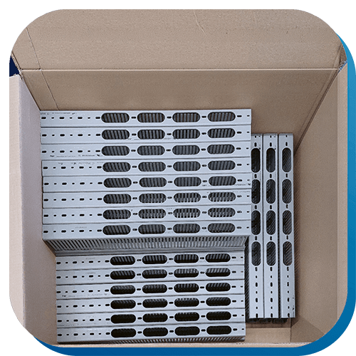 Verdrahtungskanäle, die in der Gehäusebearbeitung in Serie mit Seriennummern in Form einer Gravur und individuellen Ausschnitten gefertigt wurden.
