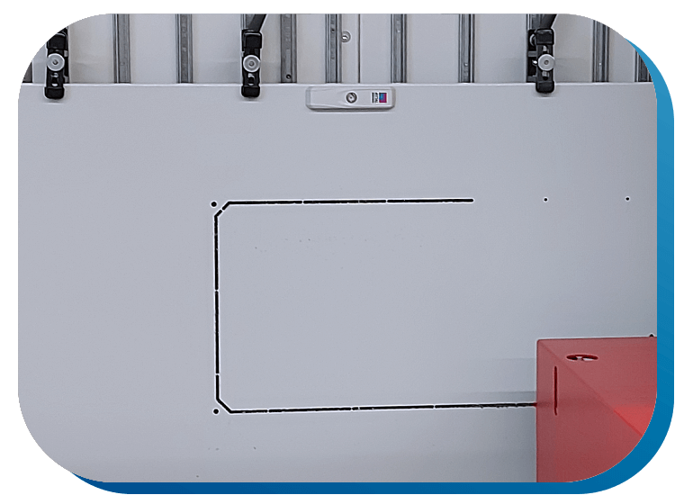 Eine große Schaltschranktür die in einer CNC-Maschine mit einem großen Ausschnitt bearbeitet wird.