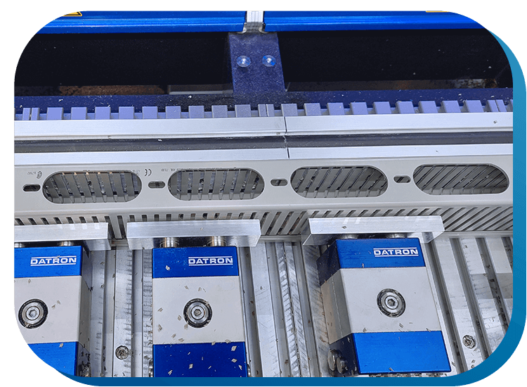 Ein Verdrahtungskanal, der nach einer Bearbeitung in einer CNC-Maschine liegt und mit größeren Ausschnitten auf der Unterseite versehen wurden ist.