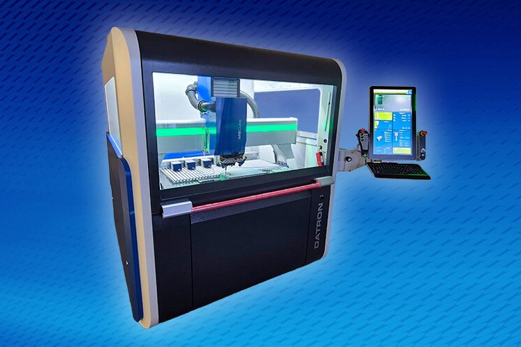 Die CNC-Fräsmaschine DATRON M8Cube in der Komplettansicht vor blauem Hintergrund. Sie besitzt eine Steuereinheit an der Seite und ist dabei ein Gehäuse zu fräsen.