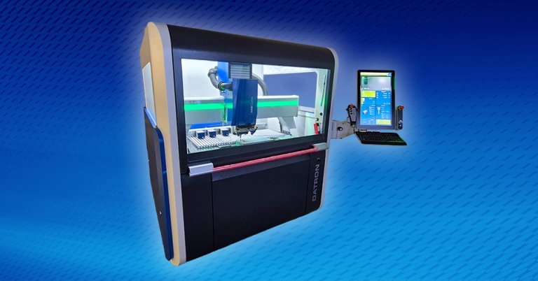 Die CNC-Fräsmaschine DATRON M8Cube in der Komplettansicht vor blauem Hintergrund. Sie besitzt eine Steuereinheit an der Seite und ist dabei ein Gehäuse zu fräsen.