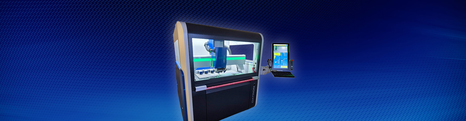Die CNC-Fräse DATRON M8Cube in der Komplettansicht vor blauem Hintergrund. Sie besitzt eine Steuereinheit an der Seite und ist dabei ein Gehäuse zu fräsen.