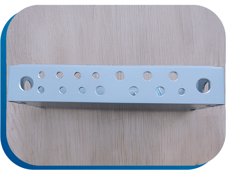 Kleines Aluminiumgehäuse mit verschiedenen großen Bohrungen.